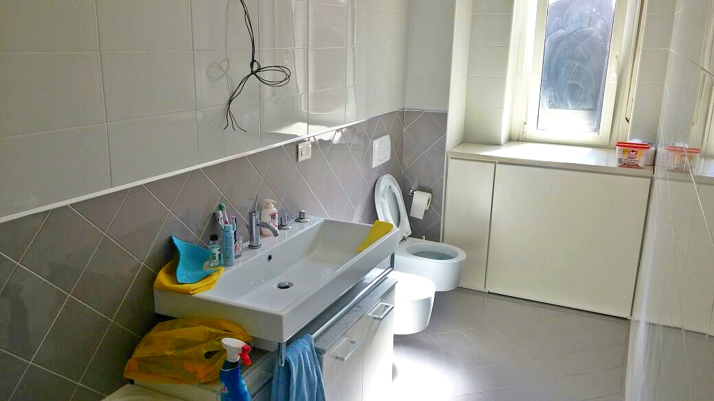 Bagno. Gli Architetti di Auria, hanno realizzato questo progetto al fine di trasformare un bilocale in trilocale, massimizzando ogni angolo dell'immobile.