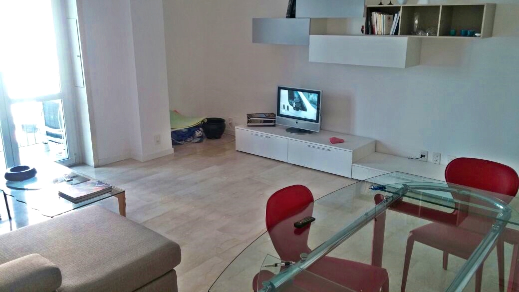 soggiorno. Gli Architetti di Auria, hanno realizzato questo progetto al fine di trasformare un bilocale in trilocale, massimizzando ogni angolo dell'immobile.